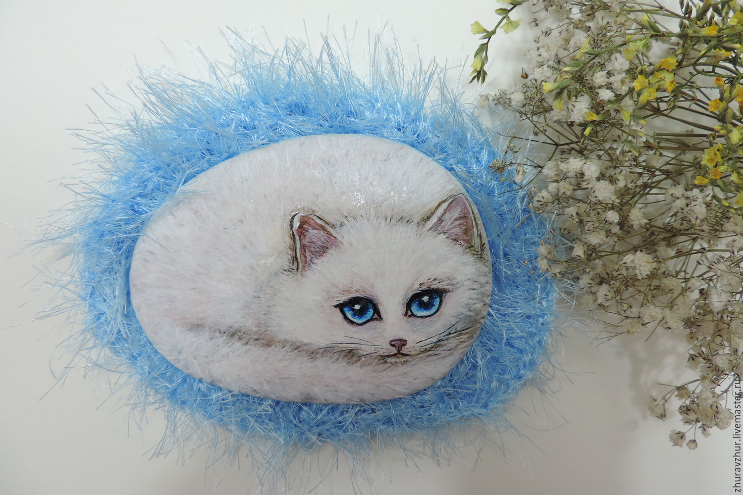 Кошки рисованные на камне Кошки рисованные на камне