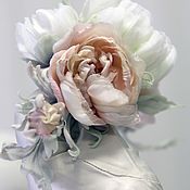Белая лилия из шелка - заколка или брошь. Цветы из шелка