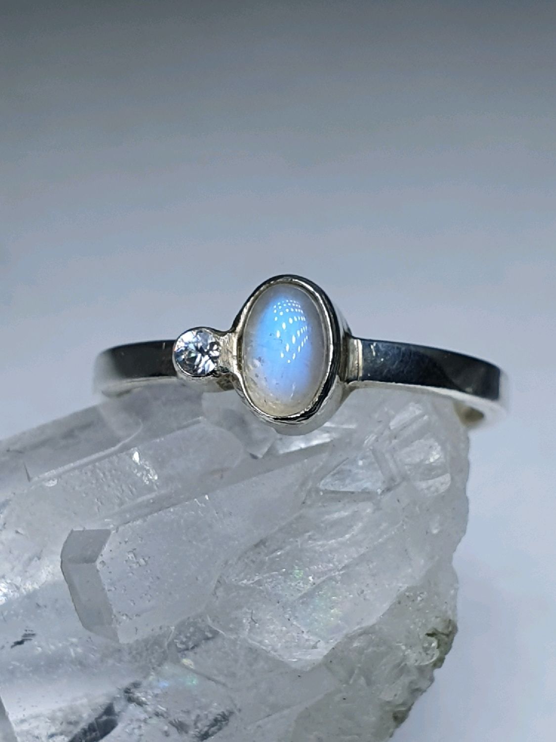 Купленный товар серебряное кольцо. Кольцо ММК 1409ms 746 ДЕНО серебро с лунным камнем. Кольцо серебро кго618 с лунным камнем. Кольцо с лунным камнем в серебре. Кольцо из натурального лунного камня.
