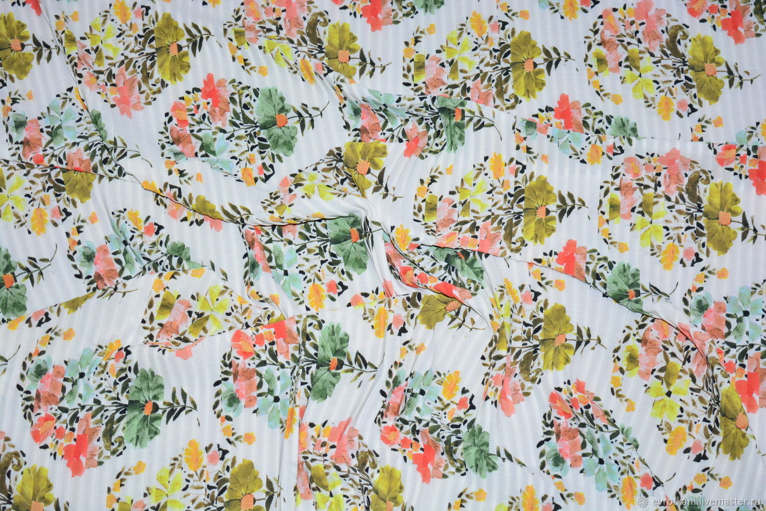 Ткань с матрешками. Ткань в фольклорном стиле. Лоскутки ткани. Ткань искусственная цветная. Платок чайки батик крепдешин модерн.