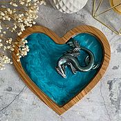 Тарелка сердце из дерева с декором эпоксидной смолой «Кит»