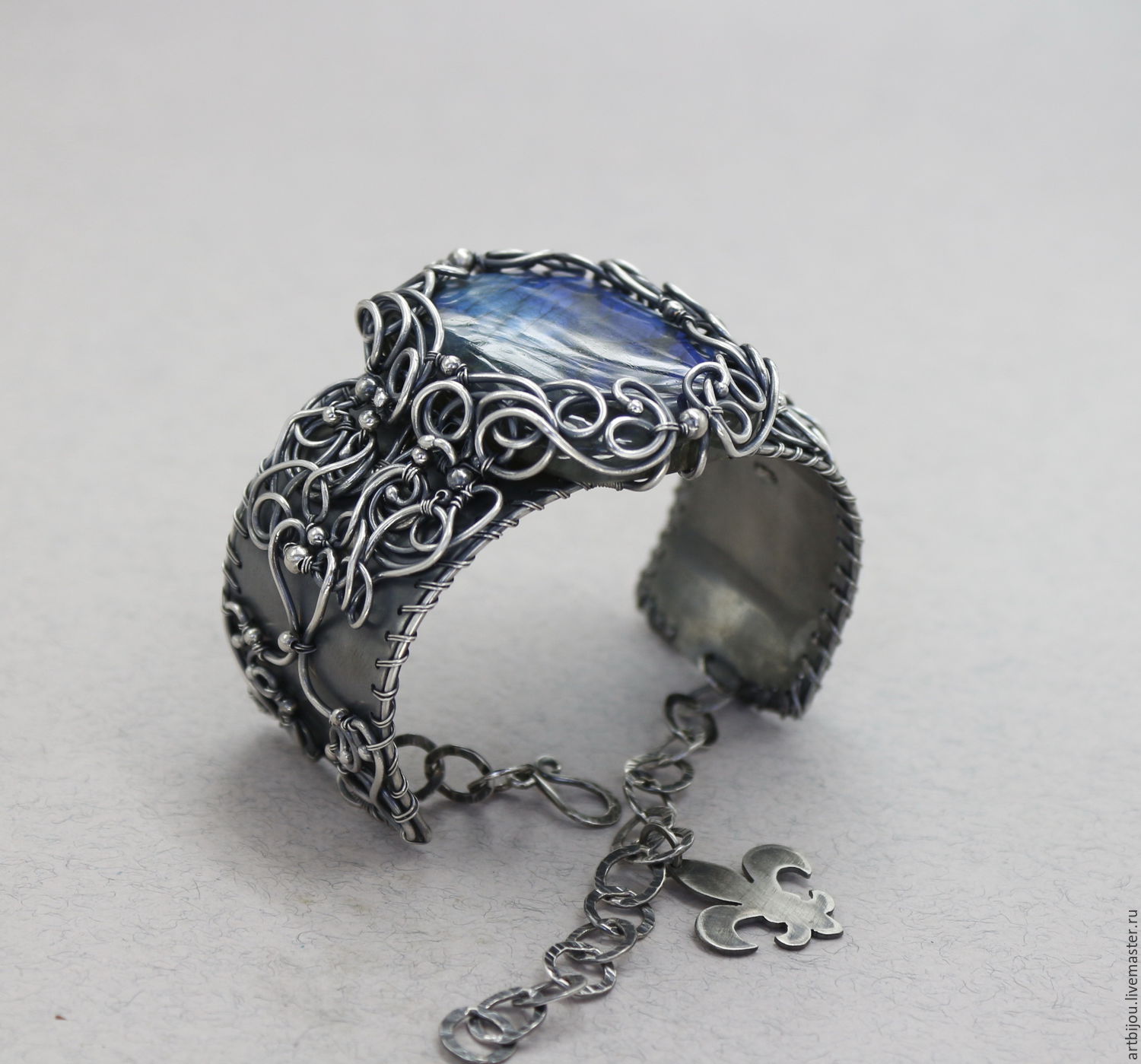 Широкие серебряные браслеты женские с камнями