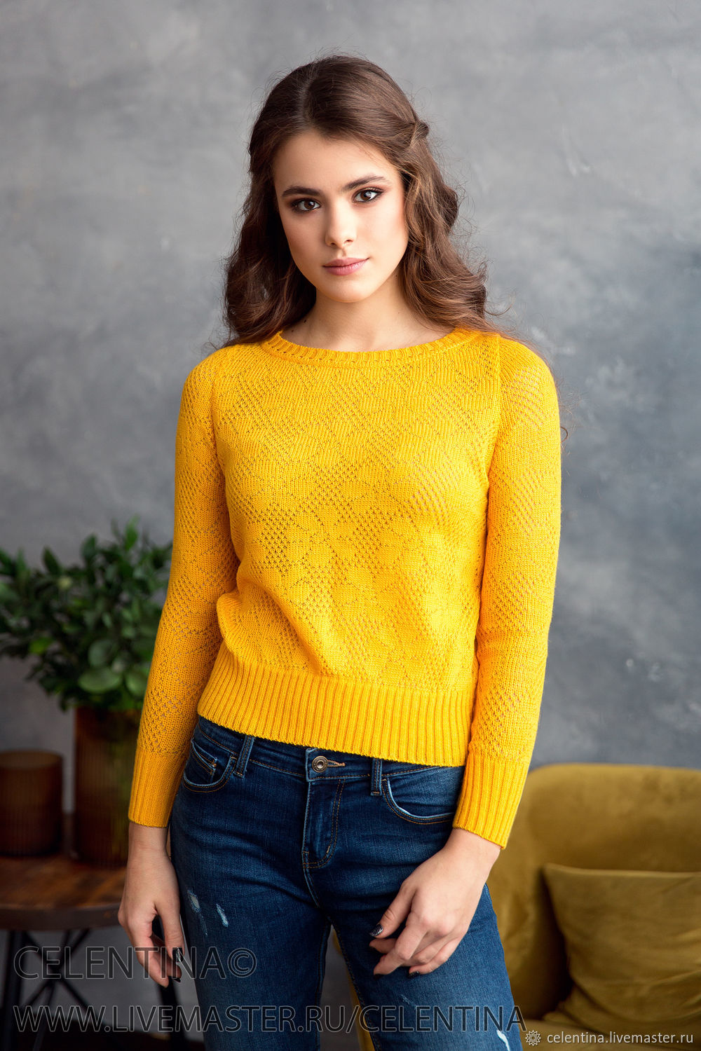 Яркие свитера женские