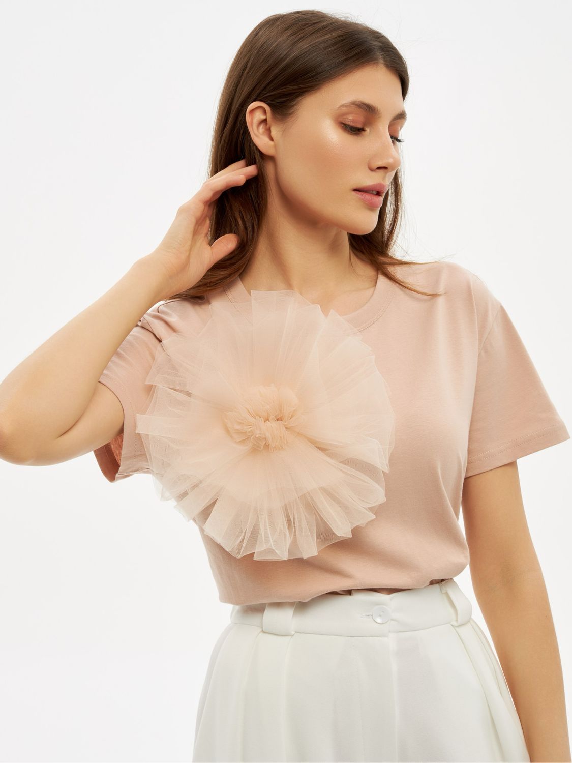 Стильная вышивка на футболке. Футболка с вышивкой женская. Модные футболки с цветами. Брошь с базовой футболкой. Футболка с брошью.