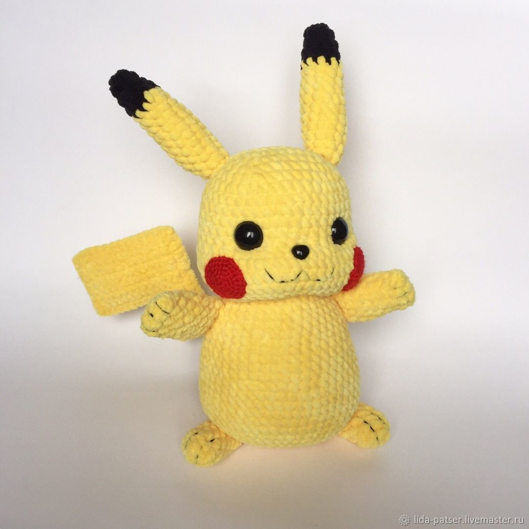 Пикачу игрушка вязаная крючком. Пикачу амигуруми крючком схема. Пикачу игрушка вязаная крючком. Пикачу крючком из плюшевой пряжи. Пикачу вязаный крючком схема.