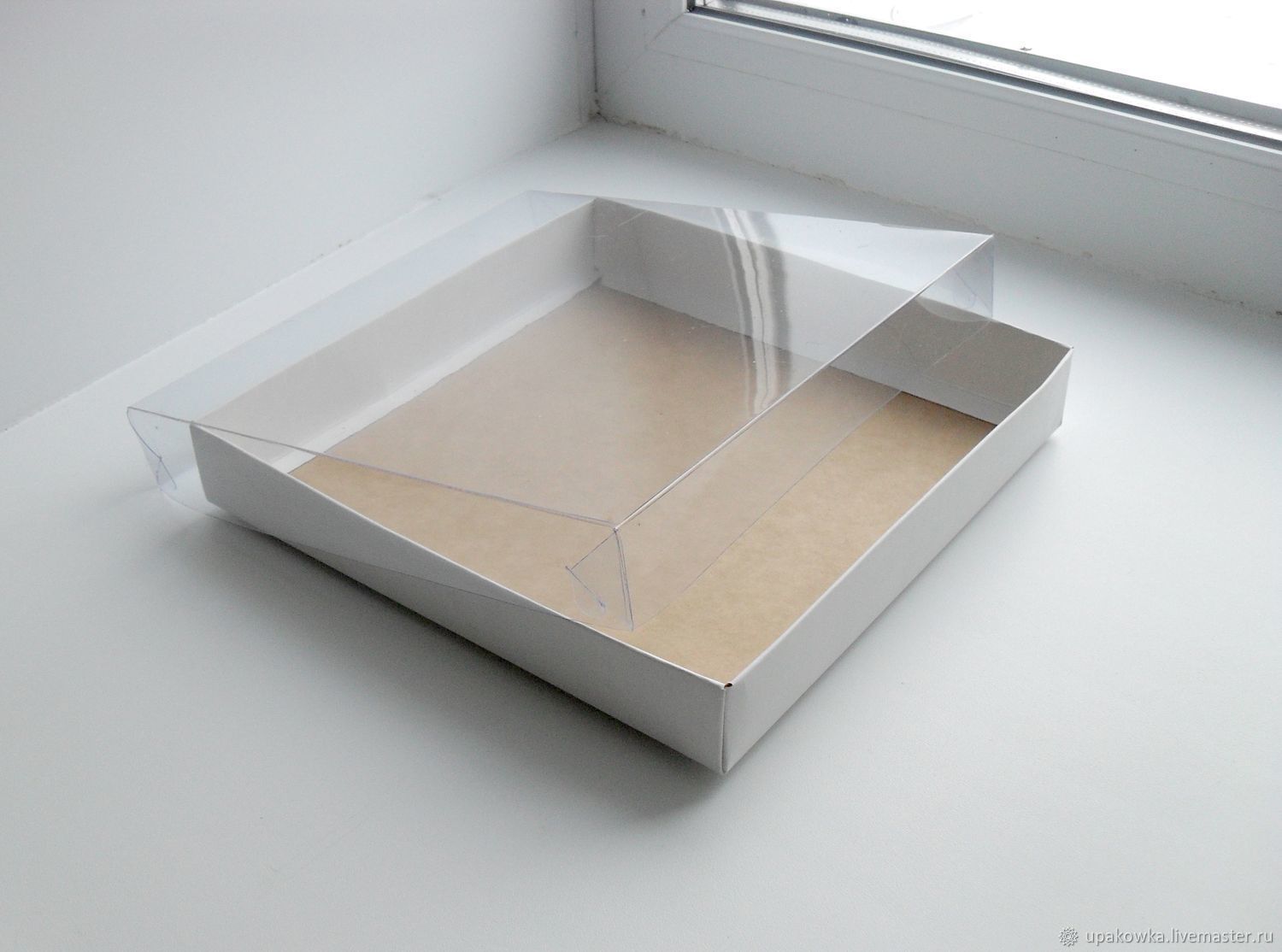 Коробка 20х20х3 см с прозрачной крышкой крафт/белый