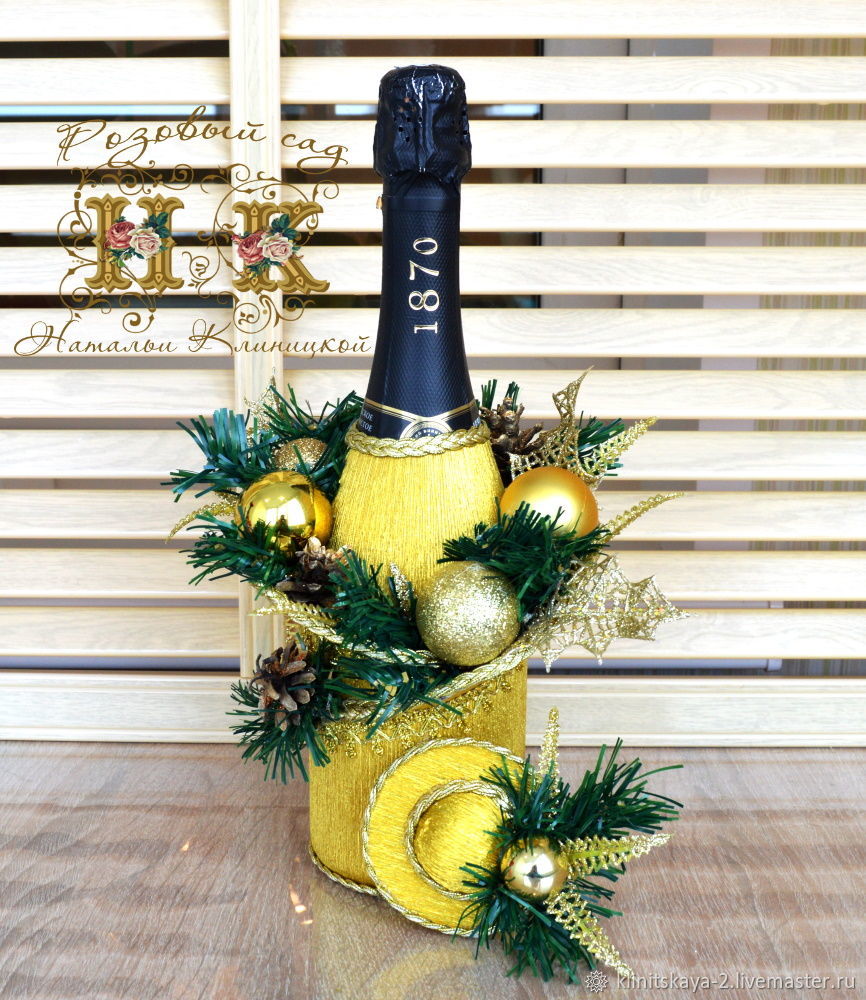Новогоднее шампанское и подарки со снежинками и звездами Картинка Фото