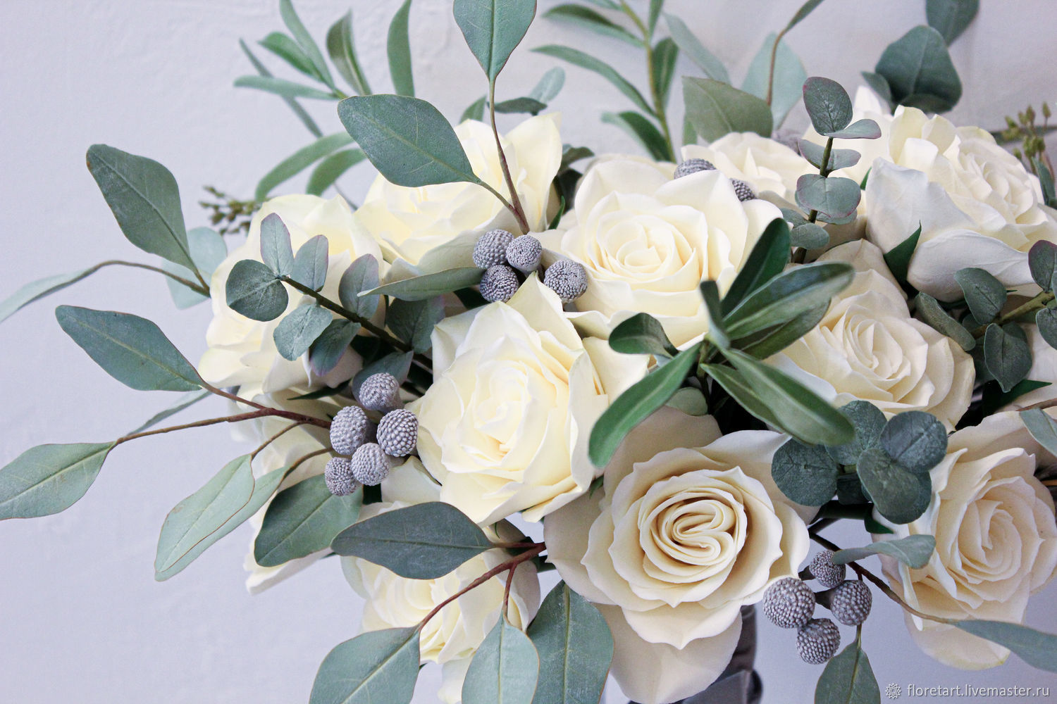 Букет невесты из белых роз и эвкалипта