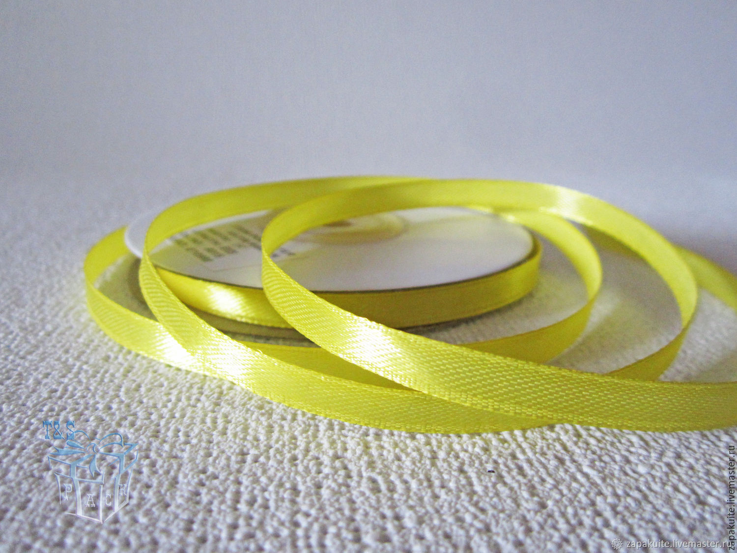 Желтые ленты купить. Желтая атласная лента. Атласная лента желтая 6 мм. Широкая атласная лента. Лента атласная 6 мм желтый 15.