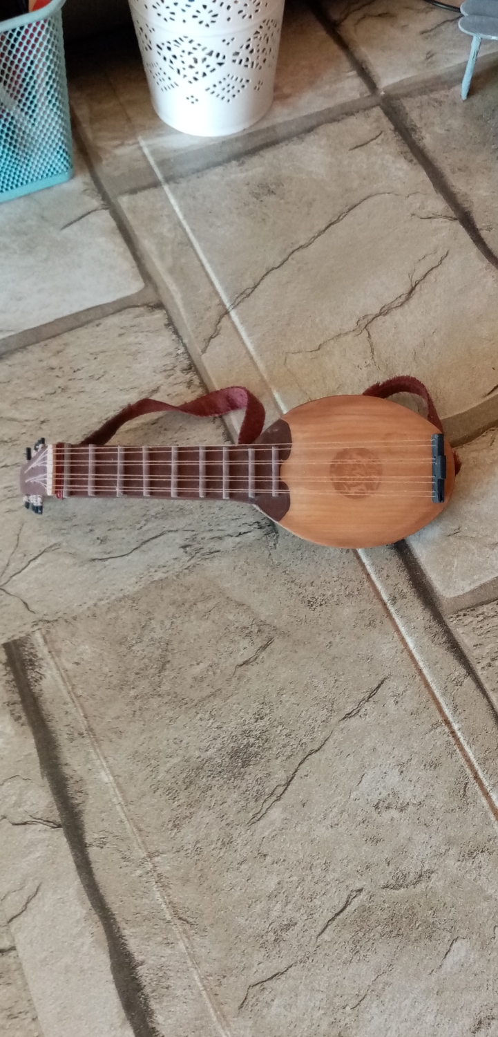 Лютня для странника из кусочка дерева