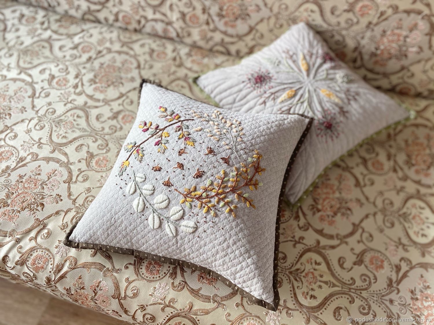 Льняные декоративные подушки с вышивкой