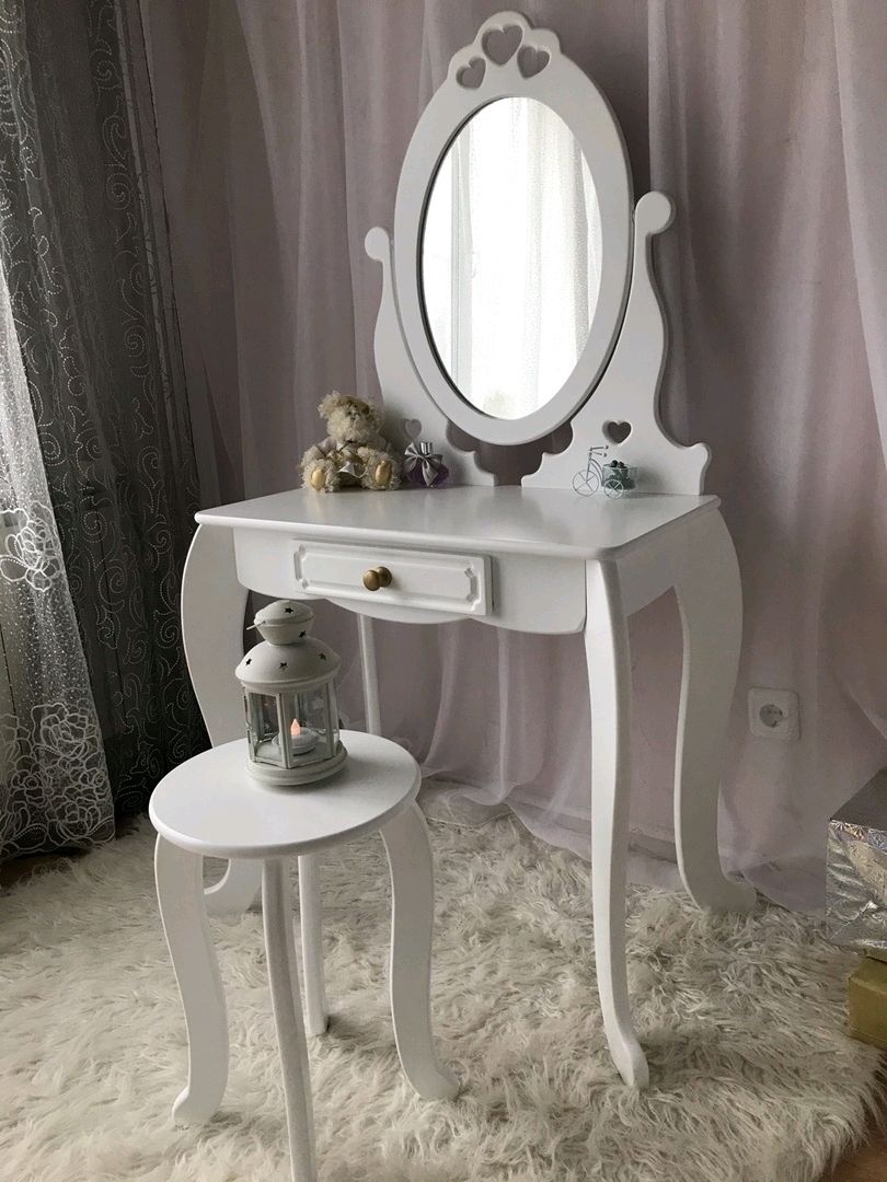 Туалетный столик в детскую комнату с зеркалом