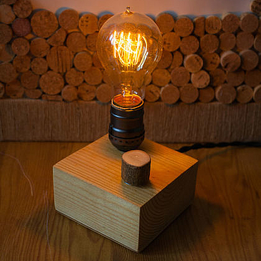 Потолочный светильник из дерева 