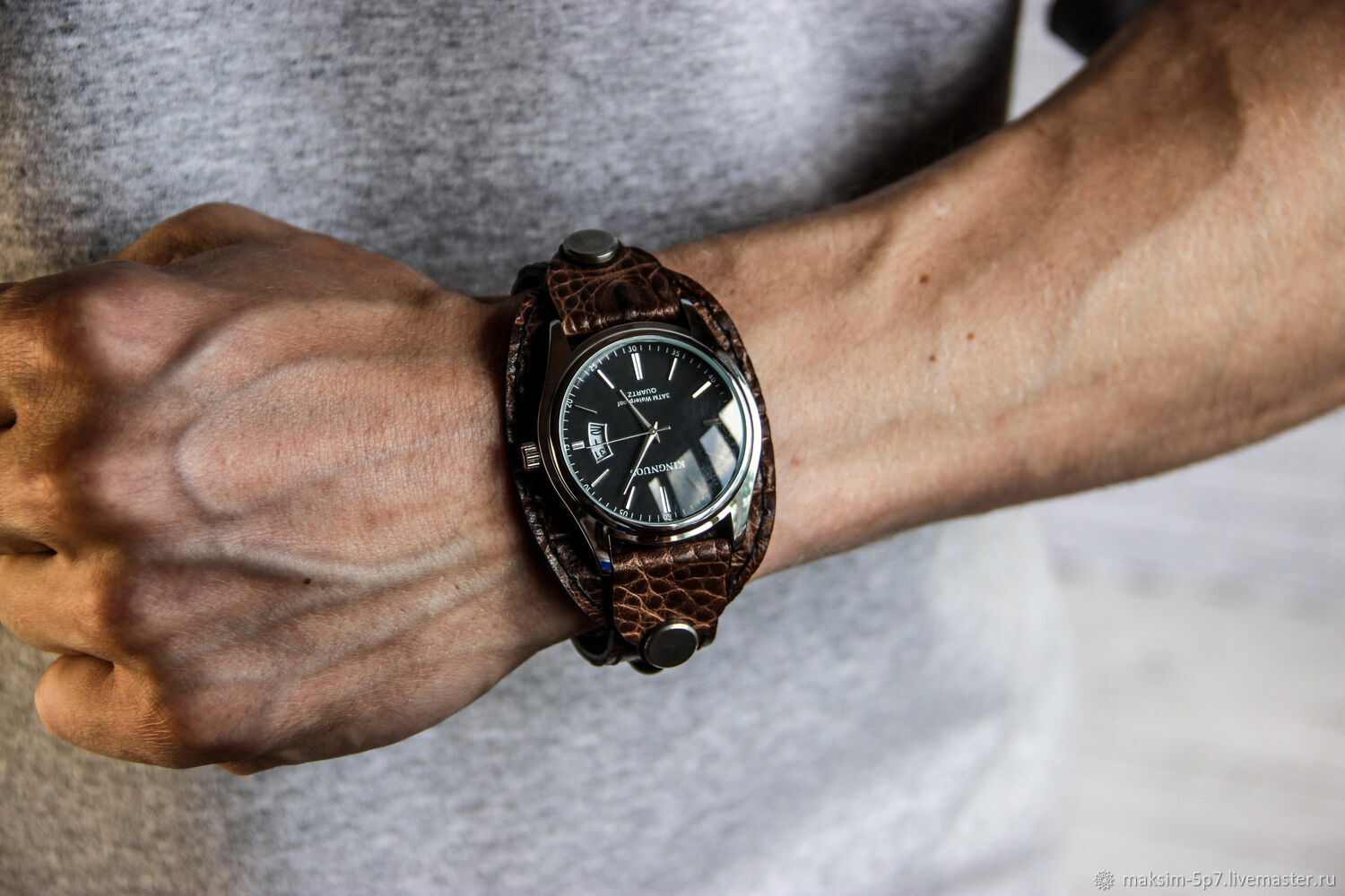 Мужские часы напульсник чёрные часы на руку на заказ кожаный ремешок в интернет-магазине Ярмарка Мастеров по цене 8250 ₽ – RFDN6RU