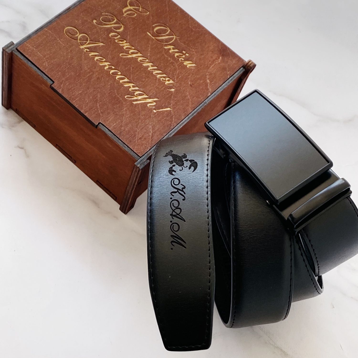 Ремень с автоматической пряжкой, гравировка инициалов и знака зодиака в ...