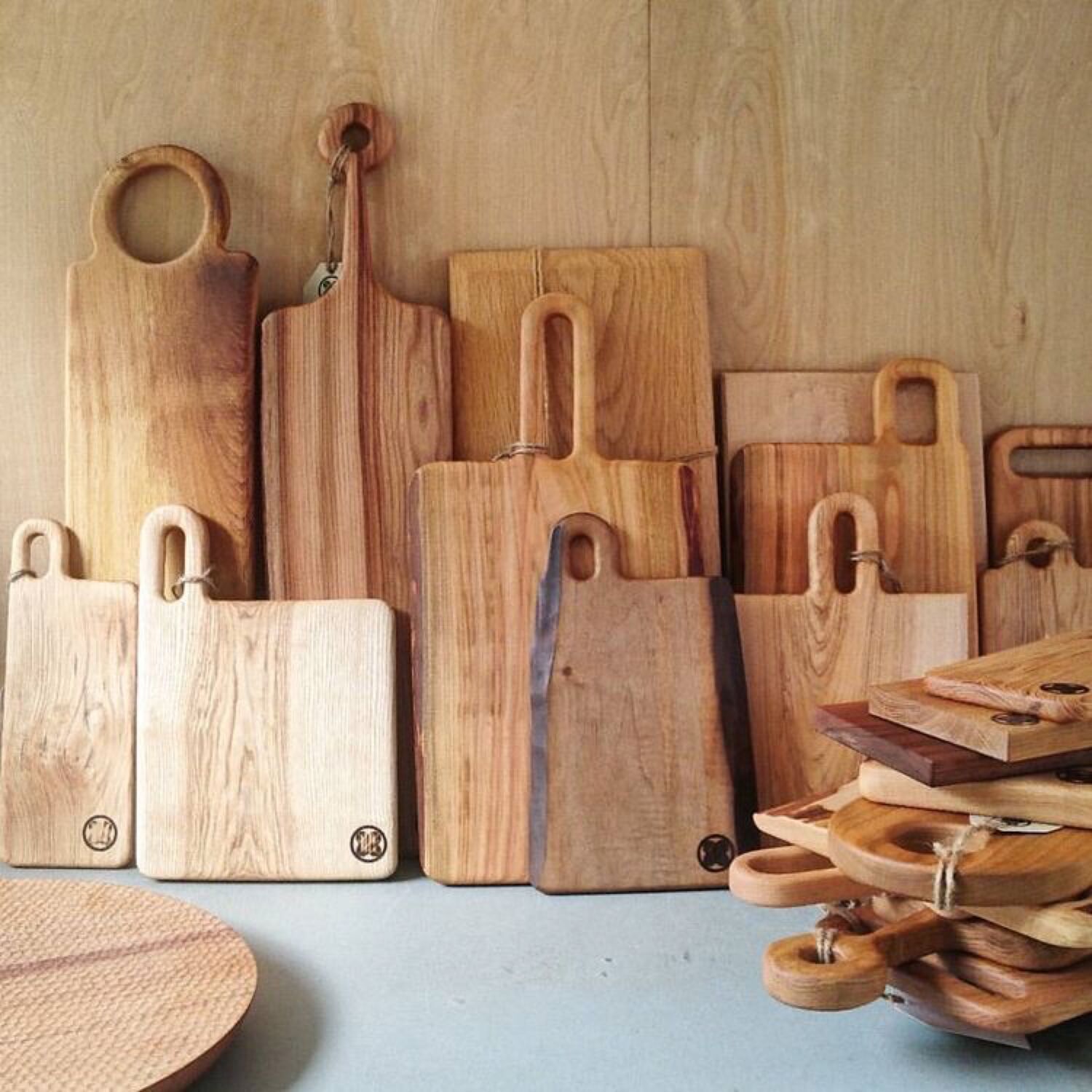 Wooden craft. Деревянные изделия. Изделия из древесины. Доска разделочная деревянная. Деревянные изделия разделочная доска.