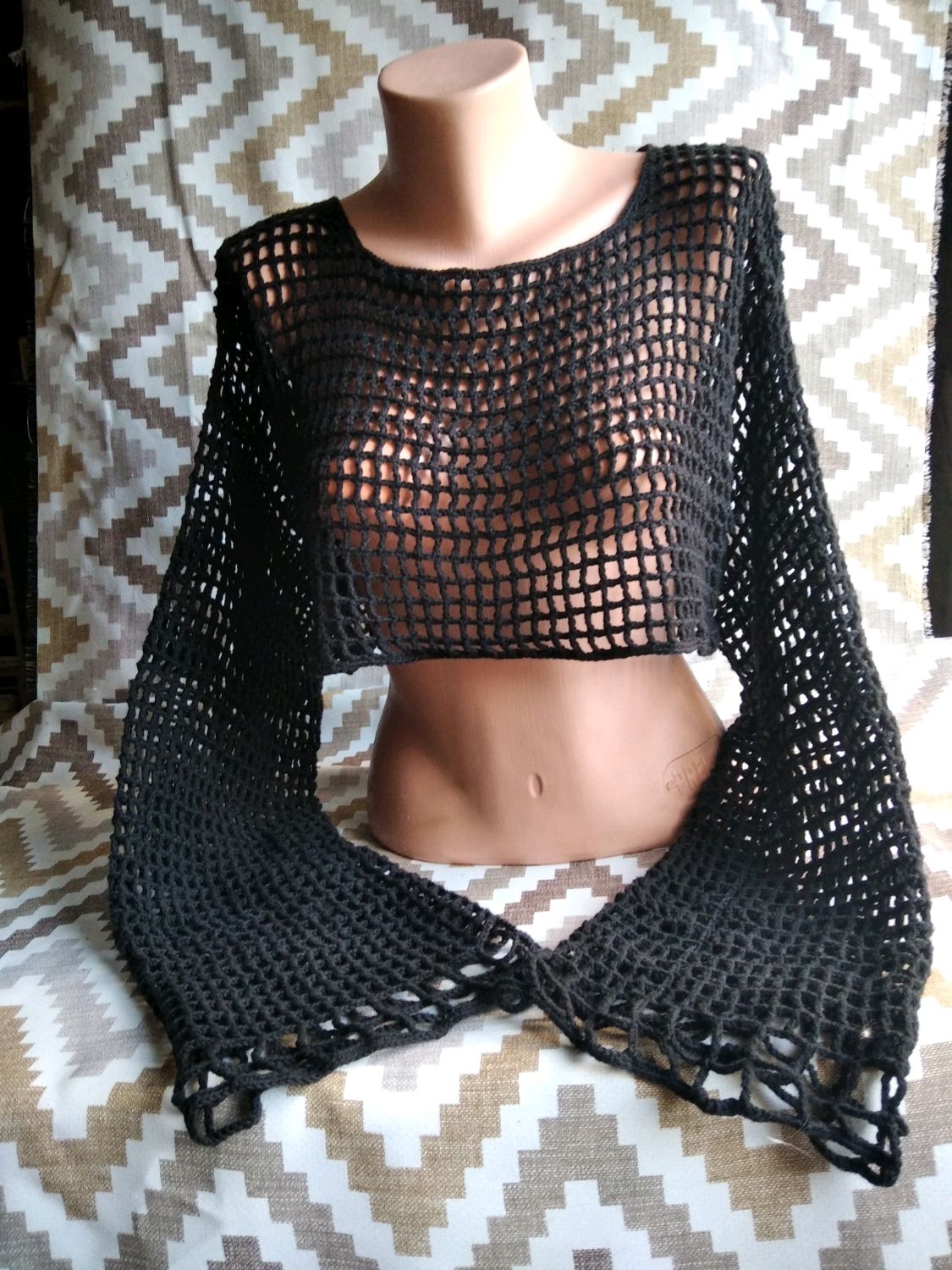 Женский вязаный свитер укороченный бежевый с ажурными узорами