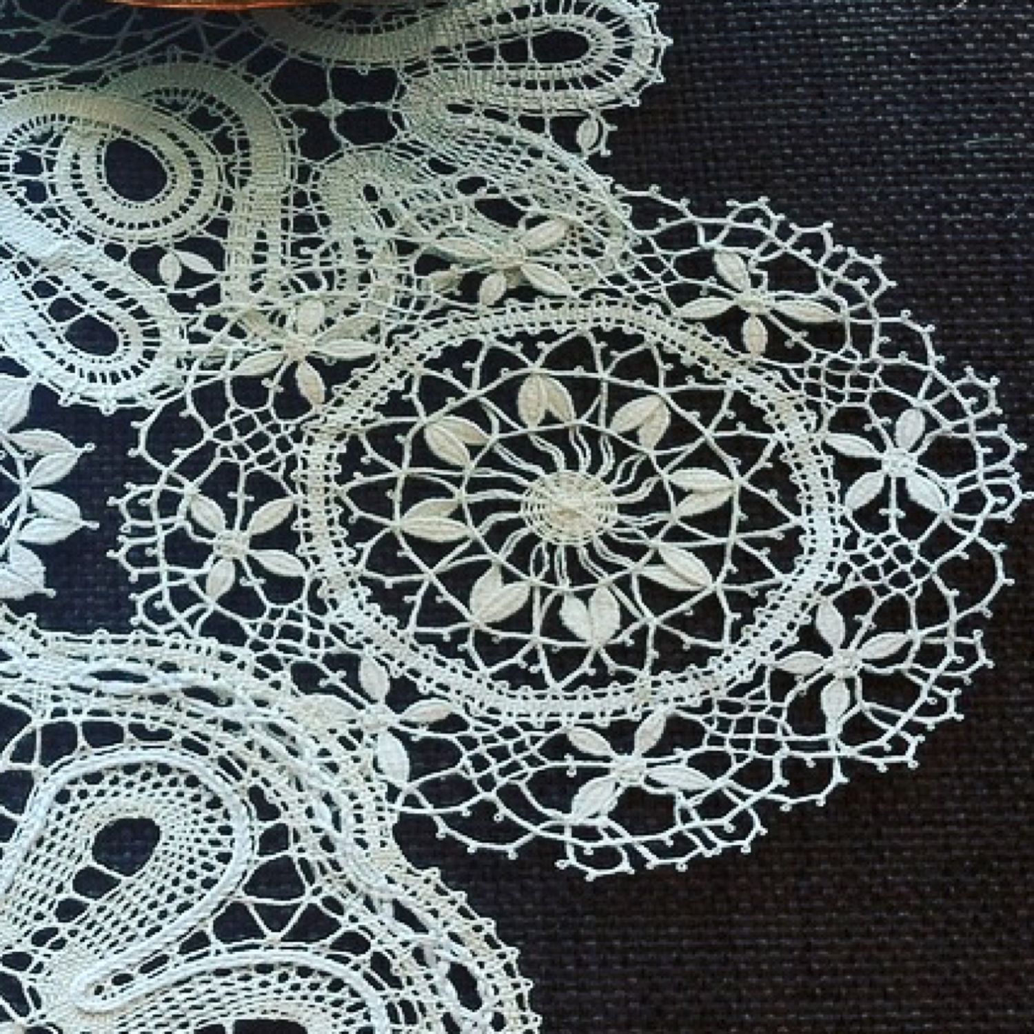 маленькое кружево. кружево маленькое. кружево маленькое. кружево мелкое фото. кружева снежинки.