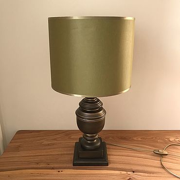 Настольная лампа из массива дерева