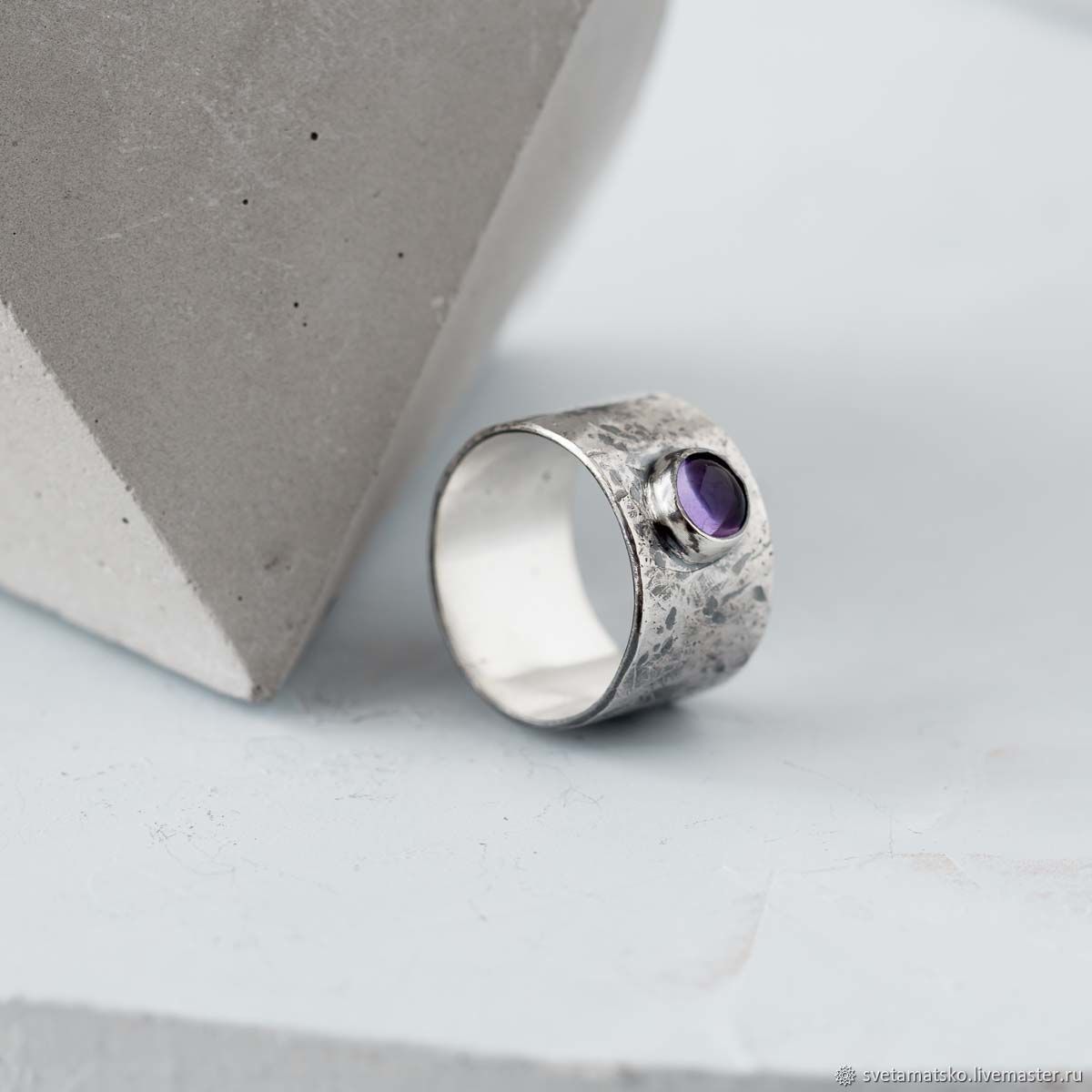 Плоское кольцо серебро с камнем