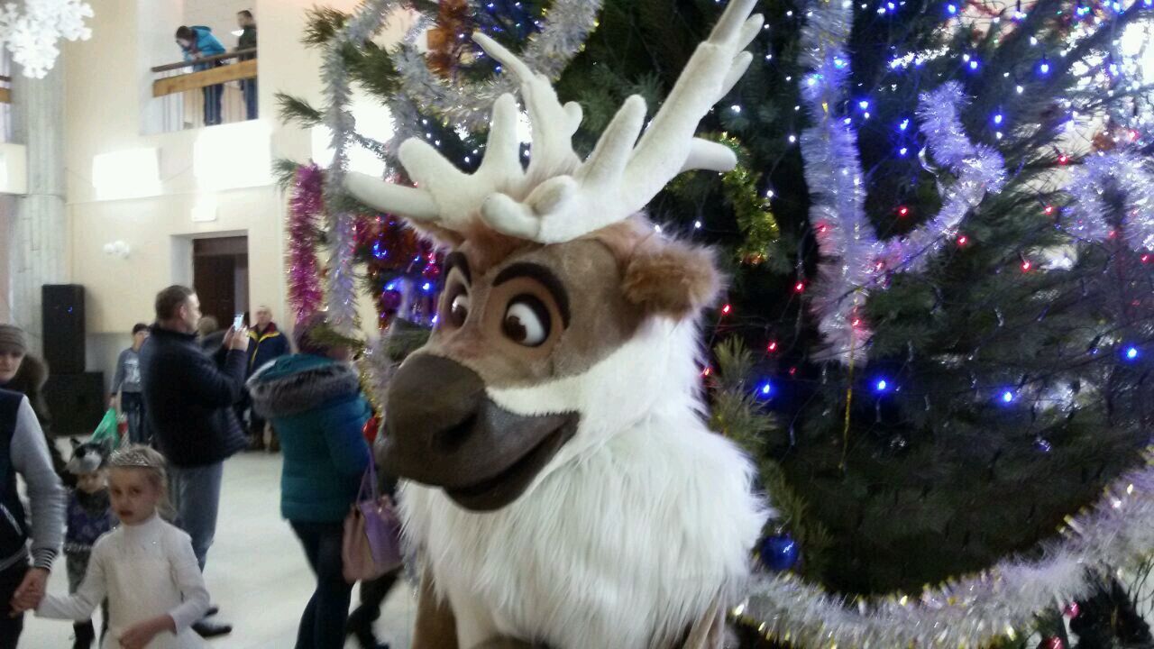 Олень рождественский ростовая кукла. Ростовая кукла северного оленя. Ростовая кукла олень. Ростовая кукла олень свен. Ростовая кукла северного оленя.