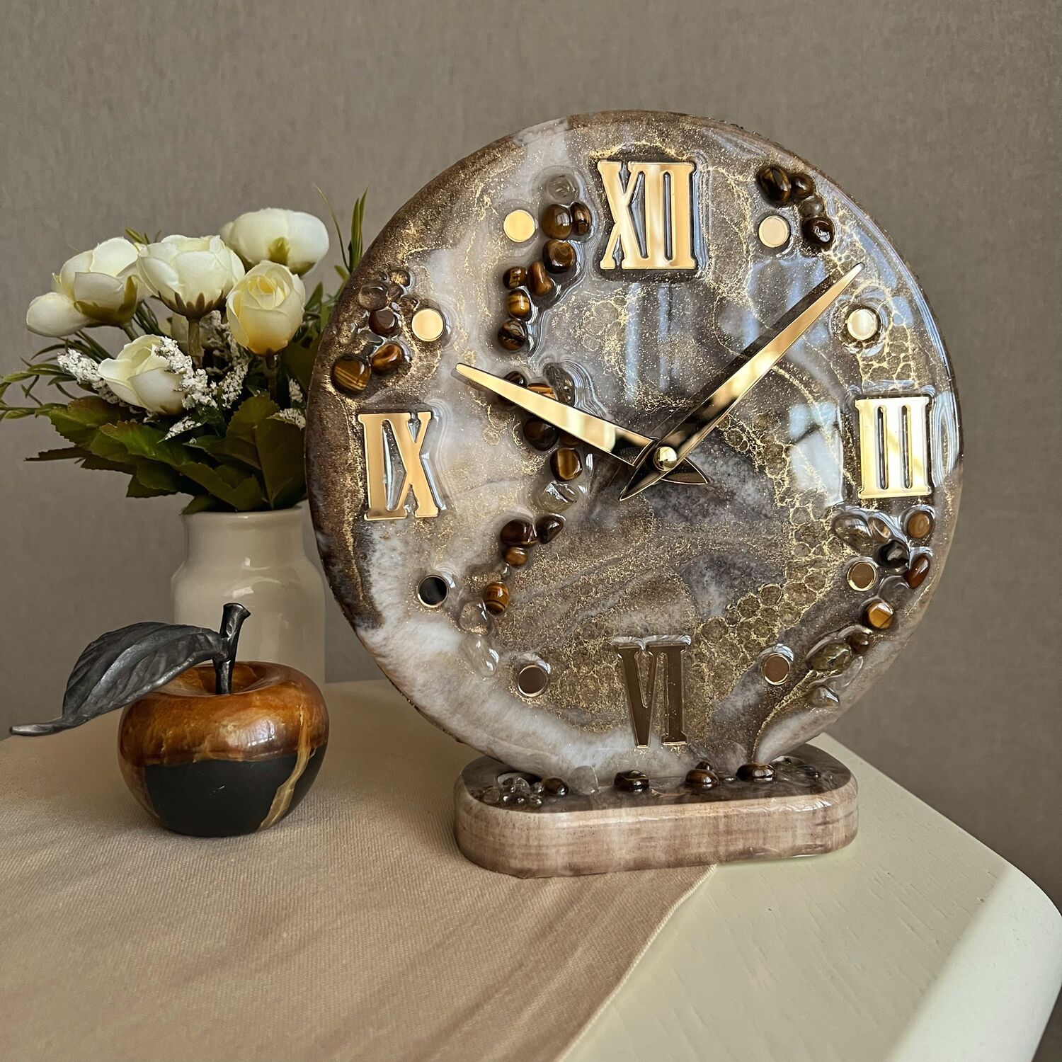 Часы настольные из эпоксидной смолы с натуральными камнями 20 см – заказать на Ярмарке Мастеров – RSYMKRU