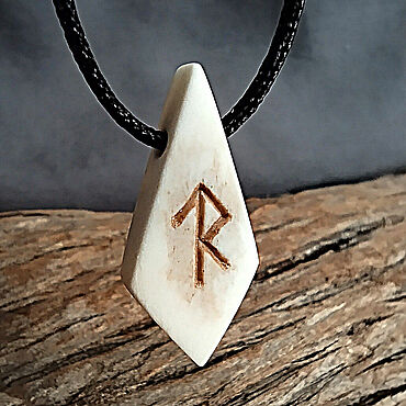 рунический амулет крупным планом