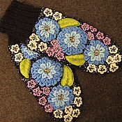 Варежки с вышивкой "Цветы на коньяке"