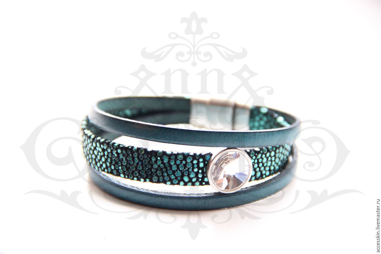 Кожаный браслет "Зелёный скат" комбинированный с кристаллом с серебре