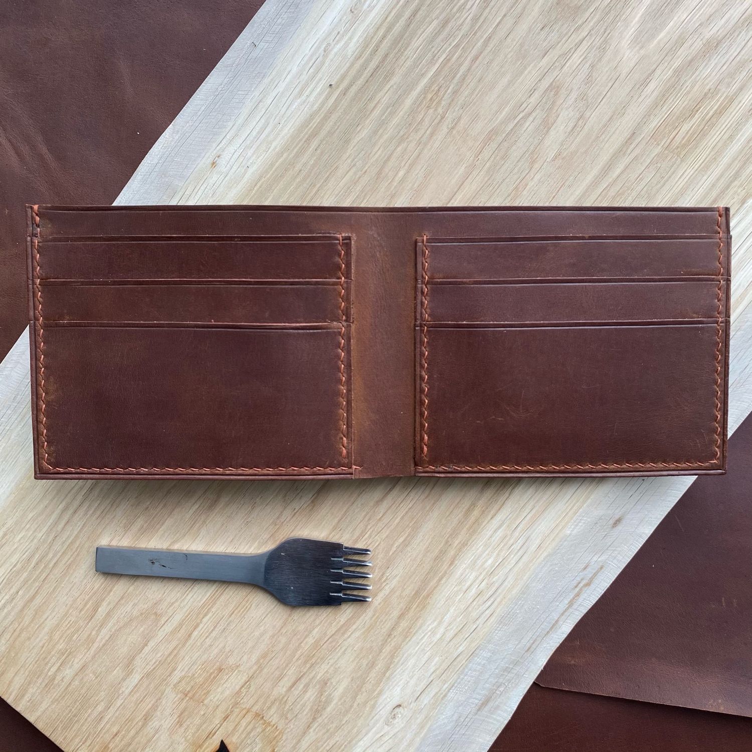 Компактный бумажник из плотной коричневой кожи - Manboro Store - изделия из кожи ручной работы