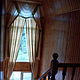 Карнизы и шторы с ламбрекеном для лестницы в частном доме. Высота потолков 5,5 м.
Работа выполнена на заказ, включая установку карнизов и навеску готовых штор (высотные работы).