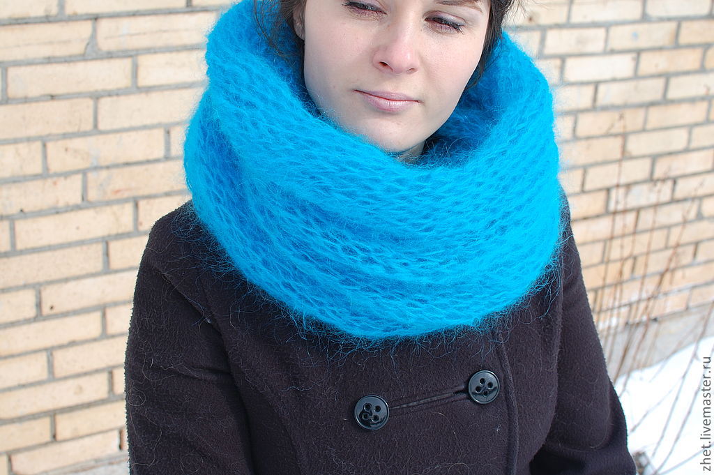 Снуд спицами мохер. Шарф мохер спицами. Шарф мохер. Снуд лицевой гладью спицами. Снуд мохеровый.