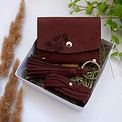Набор из трех кожаных браслетов в подарочной коробочке