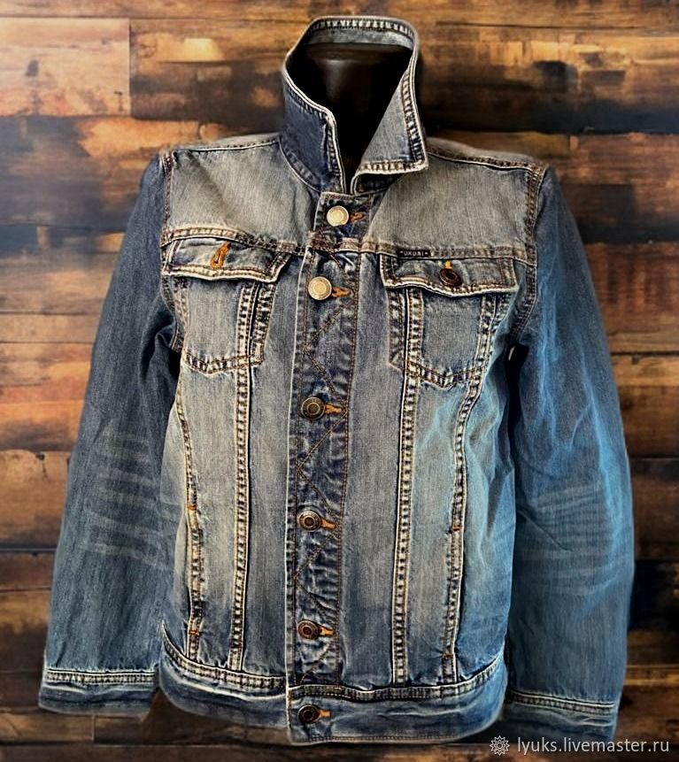 человек в винтажной джинсовой куртке