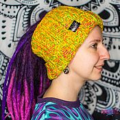 Яркая охристо-фиолетовая женская вязаная шапка резинкой с подворотом