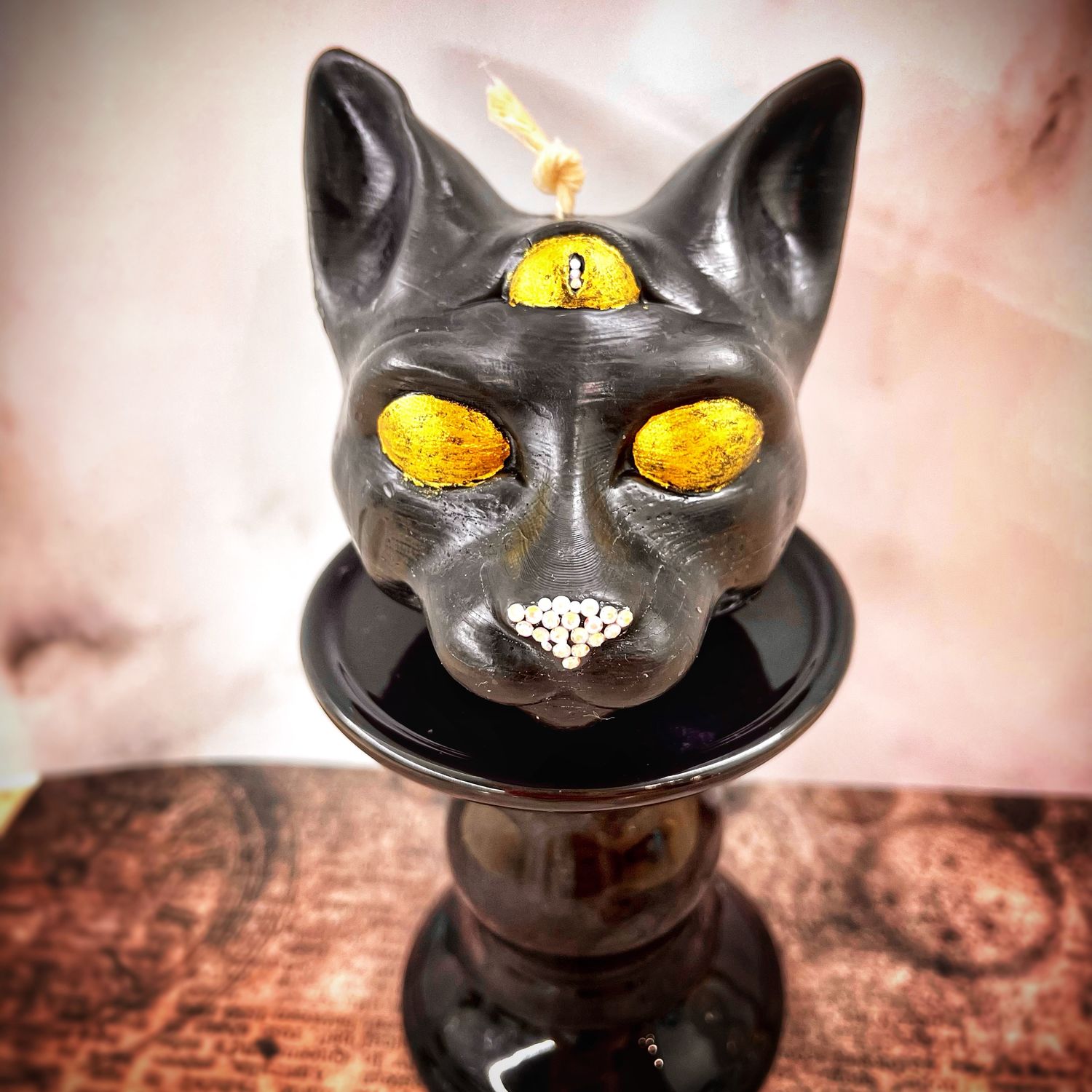 Кошка на воске. Трехглазый кот свеча. Кошка из воска.