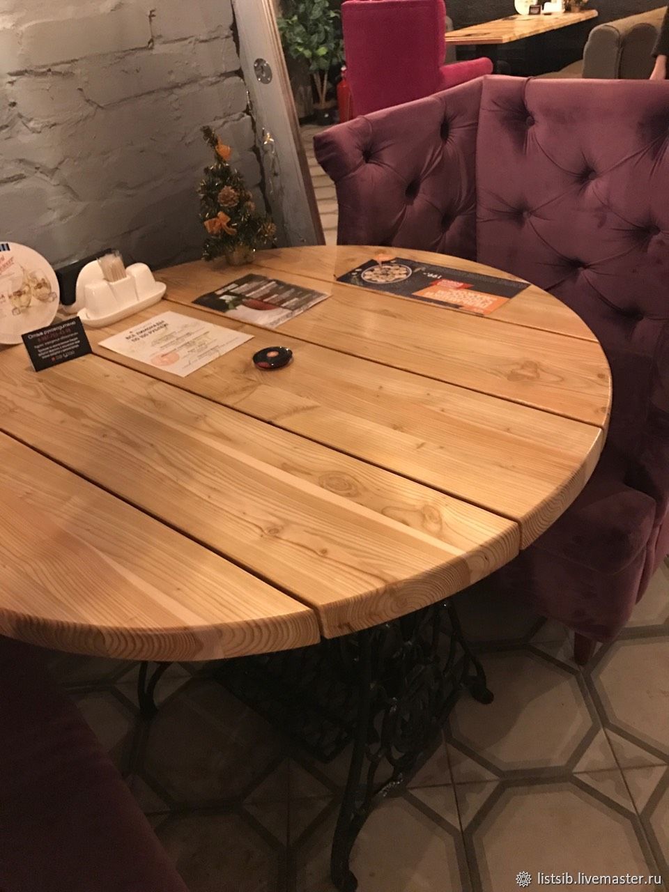 стол из дерева для бара