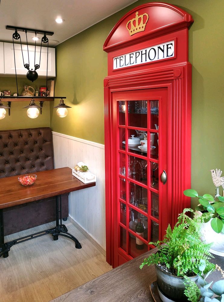 Красная телефонная будка в интерьере