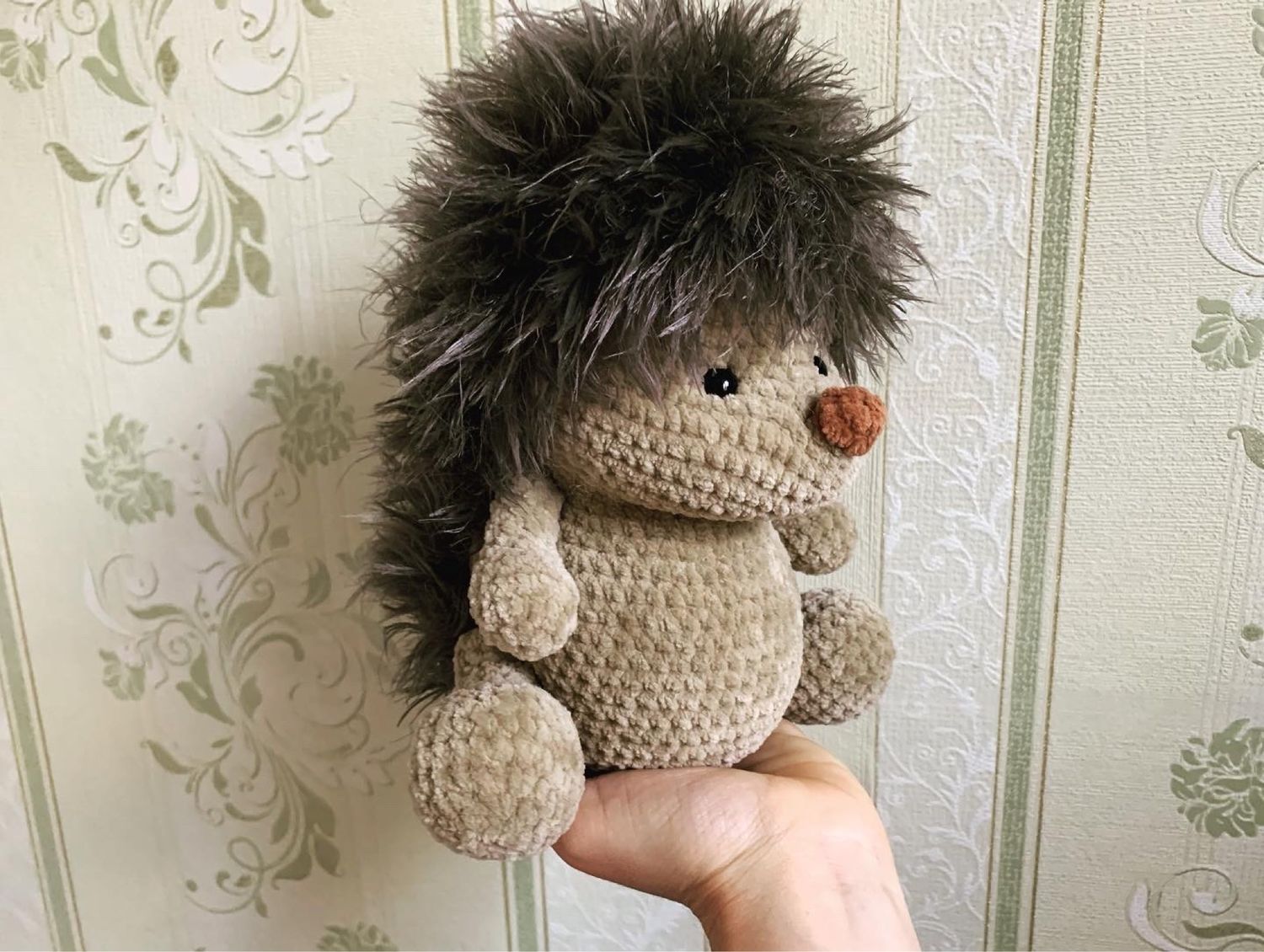 Ежик гарик. Ежик крючком. Ежик гарик. Шапка ежик спицами. Кто такой гарик ёжик.