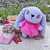 Вязаный плюшевый брелок розовый зайчик