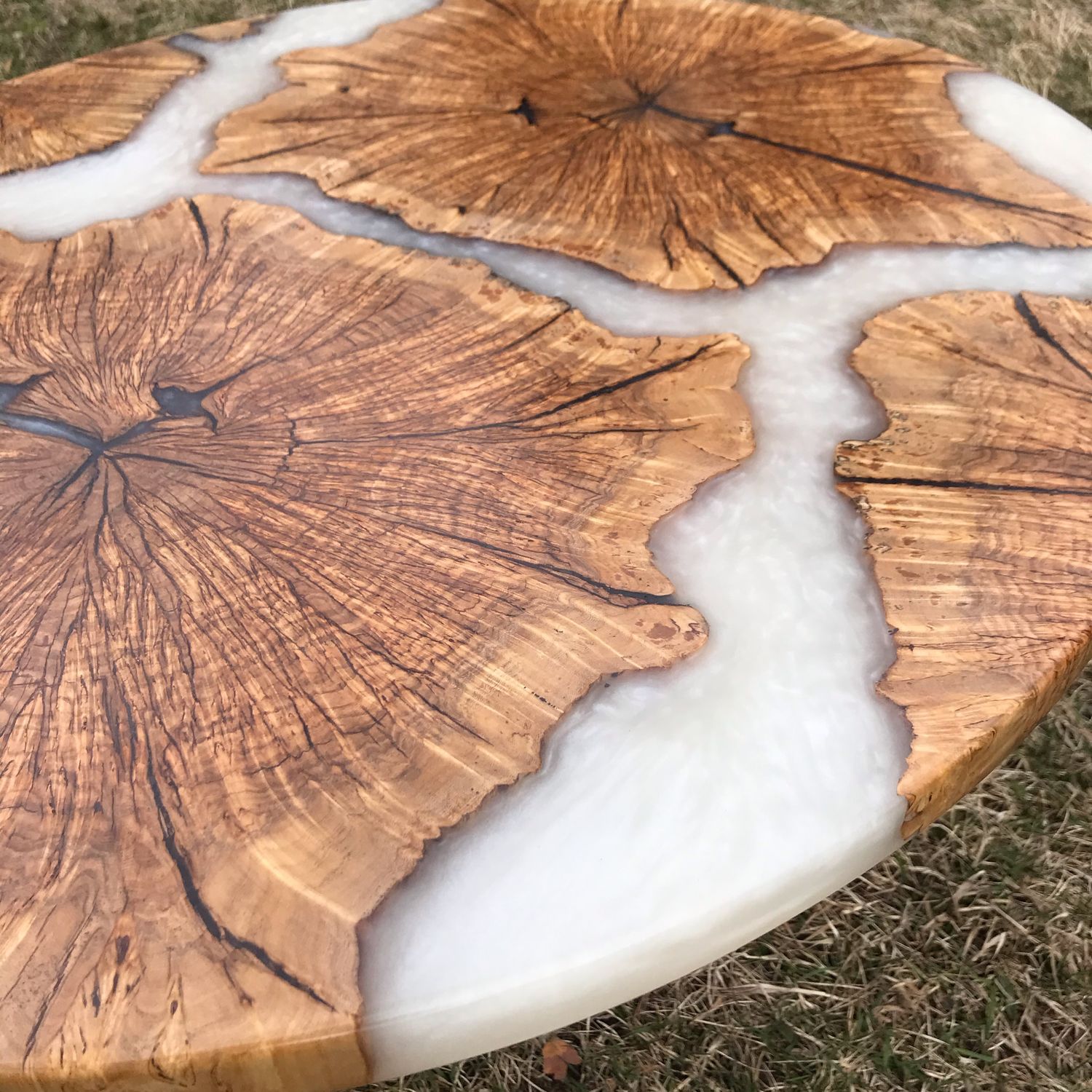 стол из среза дерева с эпоксидной смолой