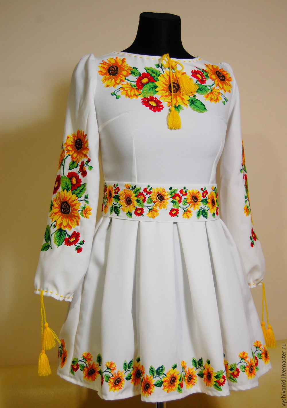 Украински платья с вышивкой