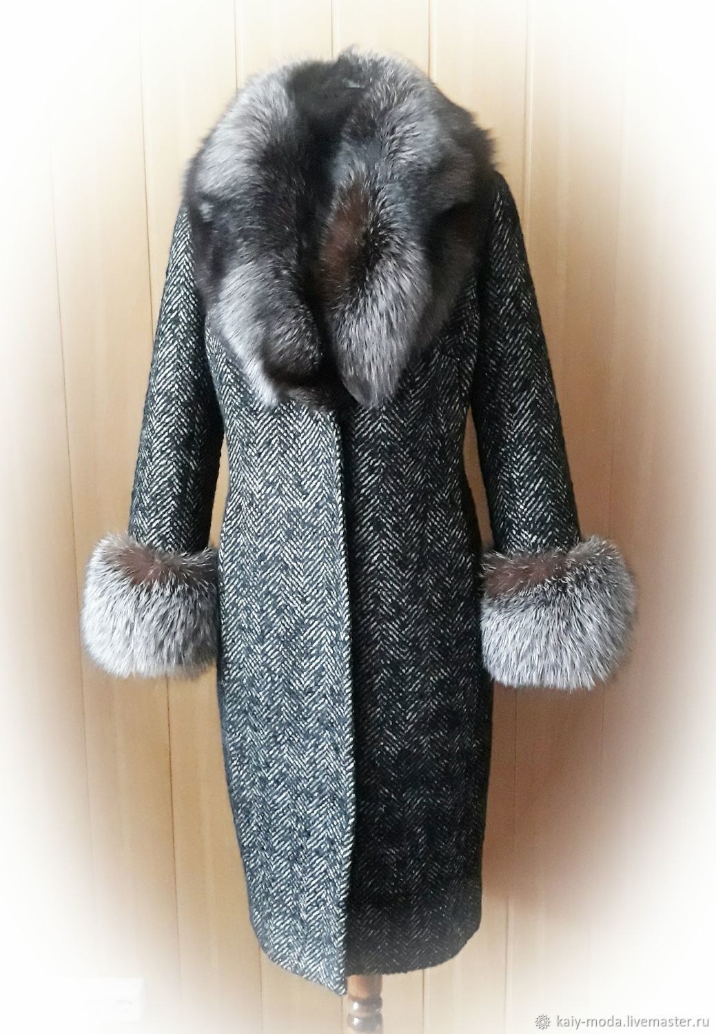 Пальто зимнее с мехом чернобурки