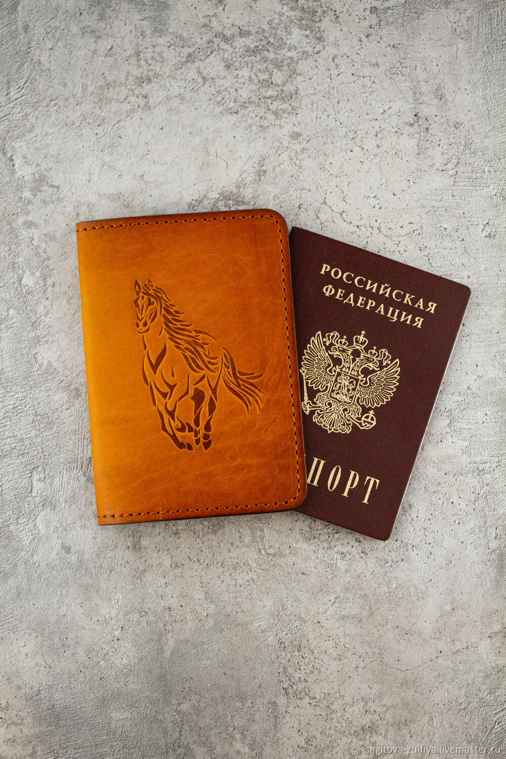 Обложка на паспорт с тиснением и ручной росписью