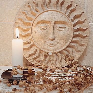 деревянный оберег с резьбой в виде солнца и оленя