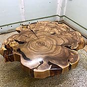 Журнальный стол из дерева и смолы