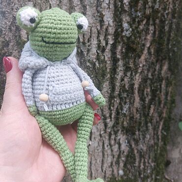 Куклы и игрушки ручной работы. Ярмарка Мастеров - ручная работа Лягушонок в худи, вязаная игрушка. Handmade.