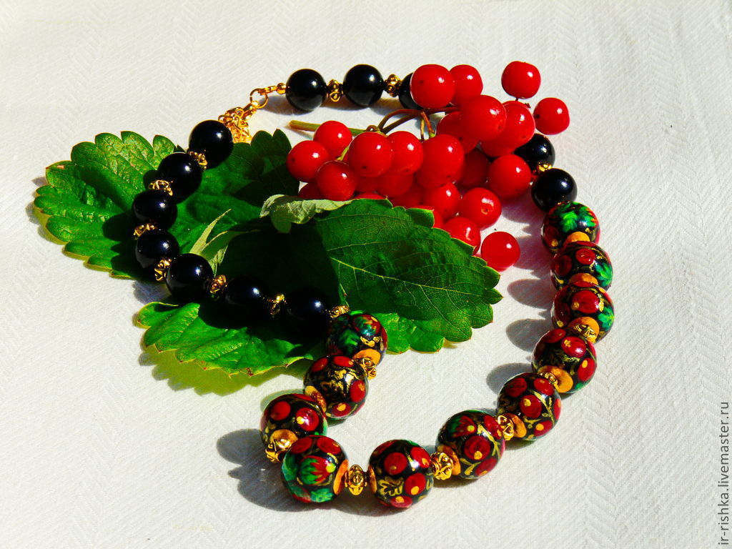 бусы хохлома. украшения хохлома. серьги под хохлому. хохлома украшения. деревянные расписные бусы.