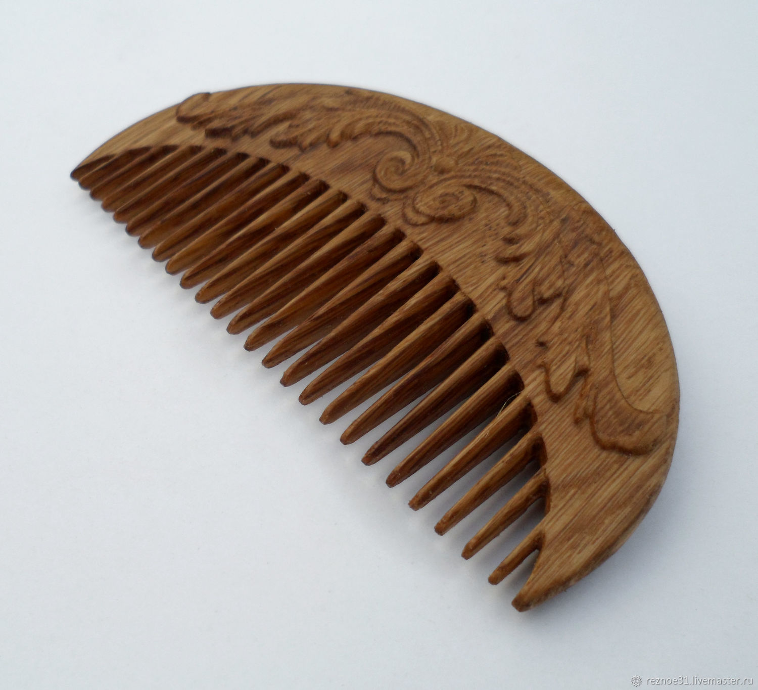 Деревянный гребень. Расческа деревянная. Гребешок для волос деревянный. Резные гребни для волос.