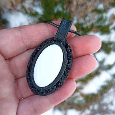 Украшения ручной работы. Ярмарка Мастеров - ручная работа Кулон с кахолонгом, подвеска кахолонг кожа, черно-белый кулон, подарок. Handmade.